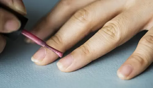 ¿La menopausia causa uñas débiles?